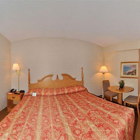 Econo Lodge Metro Arlington Eksteriør billede